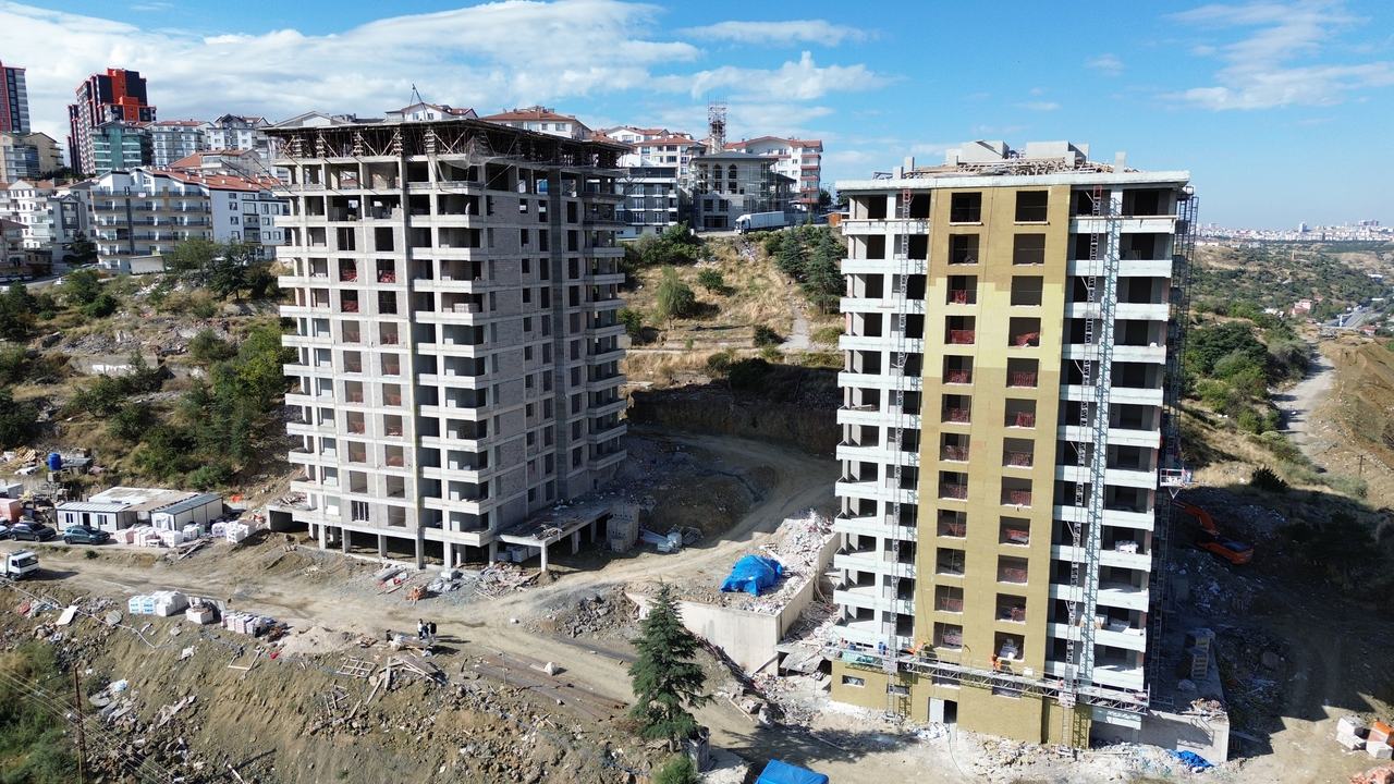 HYB Twin Line — yapım çalışmaları sürerken çekilmiş hava fotoğrafı, sağdan, şantiye alanıyla